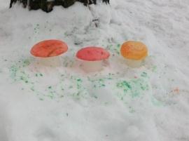 Рисунки красками на снегу