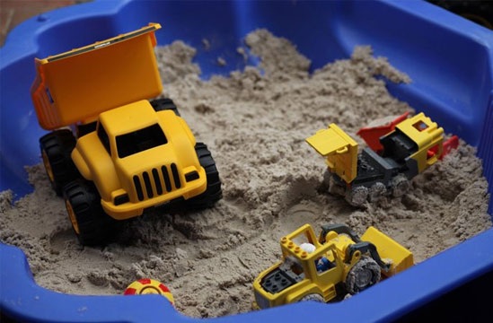Детская строительная спецтехника в песочнице